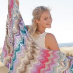 Piccola coperta ariosa con zigzag multicolori