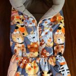 Colorazione insolita per la busta porta-bambino nel passeggino