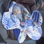 Insolita coperta-coprisedile per il seggiolino auto
