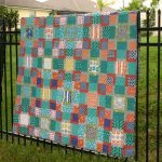 Insolita coperta-copriletto realizzata con toppe multicolori