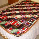 Insolita coperta all'uncinetto realizzata con strisce lavorate a maglia multicolori