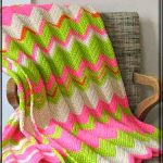 Una coperta delicata con zigzag è perfetta per un letto o un divano