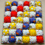 Coperta Bonbon con disegni di bambini disposti in diagonale
