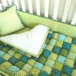 Una coperta a forma di caramella nei toni del verde e del blu è perfetta per la culla come coperta e copriletto