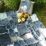 Coperta e cuscino con frange ricavate da vecchi jeans
