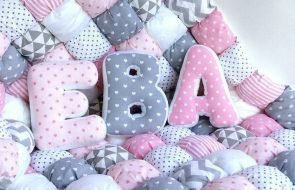 Coperta e cuscini con lettere fatti a mano