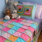 Coperta di quadrati multicolori con volant in tecnica patchwork