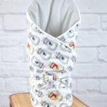 Coperta a bozzolo con gattini per un neonato
