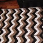 Coperta-plaid con zigzag nei toni del caffè