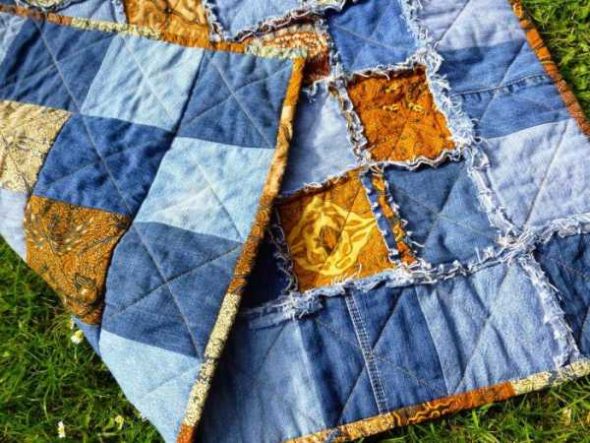 Una coperta fatta di ritagli di tessuto