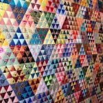 Un'enorme trapunta patchwork fatta di piccoli triangoli