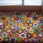 Copriletto originale realizzato con fiori all'uncinetto