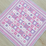 Originale coperta quadrata con motivi floreali