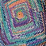 Coperta per casa estiva realizzata con ritagli di filato multicolore