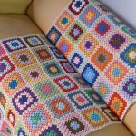 Coperta realizzata con fili di scarto, lavorata a maglia per un divano