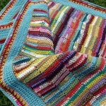 Coperta realizzata con strisce multicolori all'uncinetto