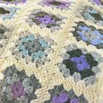 Coperta all'uncinetto con quadrati della nonna
