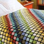Coperta all'uncinetto con ritagli di filato, con motivo diagonale
