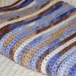 Coperta all'uncinetto realizzata con fili multicolori