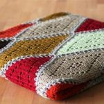 Coperta con rombi traforati in filato multicolore