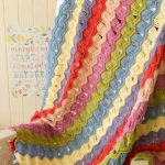 Coperta con un bellissimo motivo a onde realizzata con filati di scarto in diversi colori