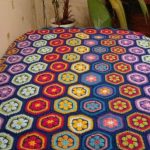 Coperta lavorata a maglia con motivi floreali africani
