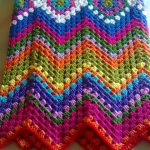 Coperta a zigzag realizzata in filato multicolore