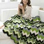 Coperta all'uncinetto realizzata in filato multicolore