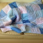 Coperta fatta di quadrati con onde