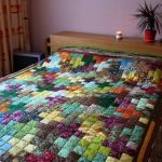 Un copriletto fatto di piccoli quadrati assemblati a forma di croce