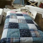 Copriletto con stelle e inserti multicolori