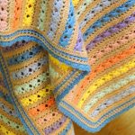 Coperta a righe all'uncinetto