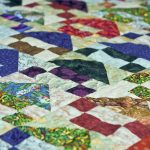 Case con motivo ripetuto su una trapunta patchwork