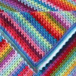 Semplice coperta all'uncinetto realizzata con filati diversi