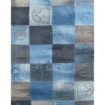 Disposizione delle toppe su una coperta di jeans