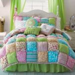 Coperta patchwork multicolore con cuscini per il letto