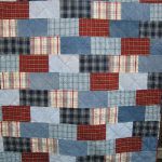 Rettangoli multicolori di jeans e pantaloni sono la base per un copriletto insolito