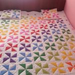 Girandole colorate su una trapunta