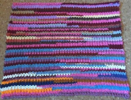 Tappeto lavorato a maglia multicolore