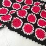 Fiori rosa su sfondo scozzese nero