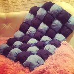 Piccola coperta a forma di caramella grigia e viola