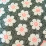 Coperta grigia con motivi floreali