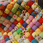 Splendida coperta decorativa a forma di caramella con dettagli colorati