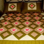 Una coperta lussuosa con diamanti e cuori per un letto grande
