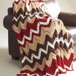Una splendida coperta traforata con semplici zigzag sembra magica