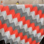 Una coperta chic con zigzag luminosi decorerà la tua stanza