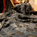 Coperta blu e nera realizzata con toppe di denim separate
