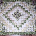Coperta-copriletto trapuntato nei colori verde e beige