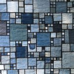 Il copriletto in denim con vetrate colorate sembra originale