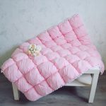 Una coperta soffice e ariosa realizzata con singoli morbidi pouf a bolle